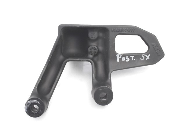 KTM 1090 ADVENTURE 6030304800033S STAFFA PEDANA POSTERIORE SINISTRA 17 - 19 REAR LEFT FOOTREST HOLDER CON GRAFFI