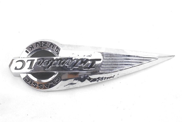 SUZUKI INTRUDER VL 250 6811126F00 STEMMA EMBLEMA SERBATOIO DESTRA RIGHT EMBLEM DA RIVERNICIARE