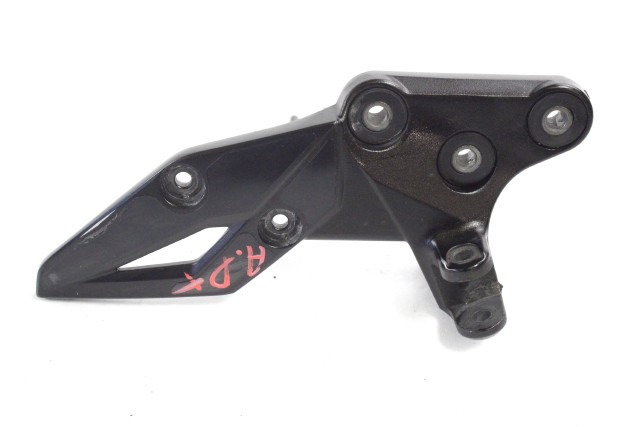 SUZUKI GSX S 750 4351008J10 STAFFA PEDANA ANTERIORE DESTRA WC52 17 - 20 FRONT RIGHT FOOTREST HOLDER LEGGERI SEGNI DI USURA