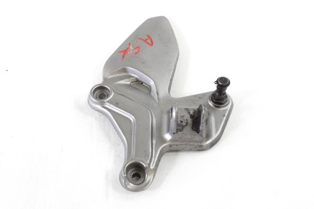 SUZUKI SV 650 4352118K00 STAFFA PEDANA ANTERIORE SINISTRA WCX0 16 - 22 FRONT LEFT FOOTREST HOLDER LEGGERI SEGNI DI USURA