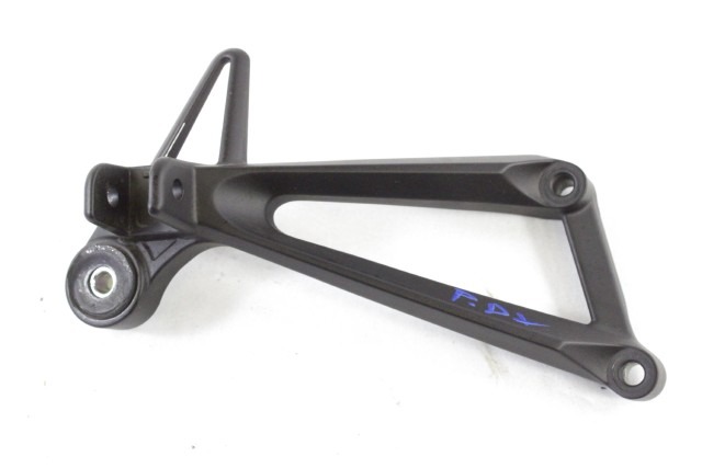 YAMAHA MT-03 1WDF744001 STAFFA PEDANA POSTERIORE DESTRA RH21 20 - 23 REAR RIGHT FOOTREST HOLDER