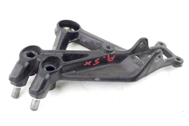 KTM 125 DUKE 93003038000 STAFFA PEDANA ANTERIORE SINISTRA 21 - 23 FRONT LEFT FOOTREST HOLDER