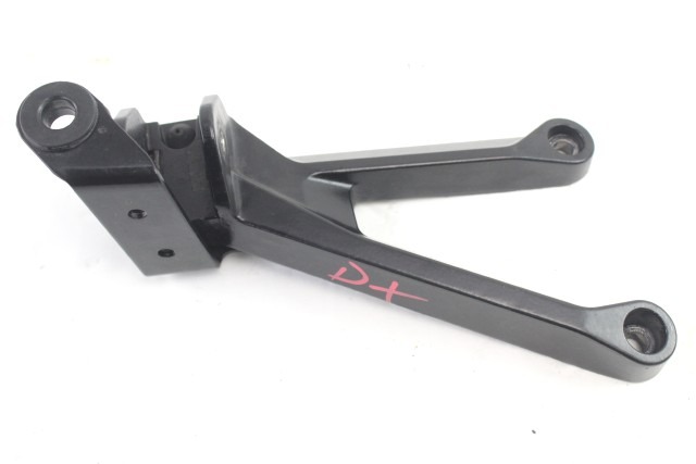 KTM RC 390 94503039000C1 STAFFA PEDANA POSTERIORE DESTRA 22 - 24 REAR RIGHT FOOTREST JY113041