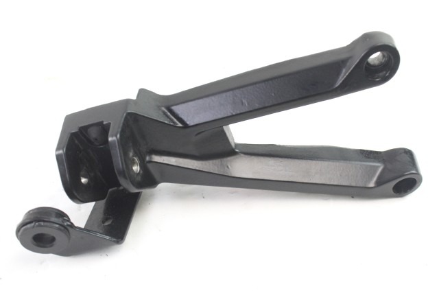 KTM RC 390 94503039000C1 STAFFA PEDANA POSTERIORE DESTRA 22 - 24 REAR RIGHT FOOTREST JY113041