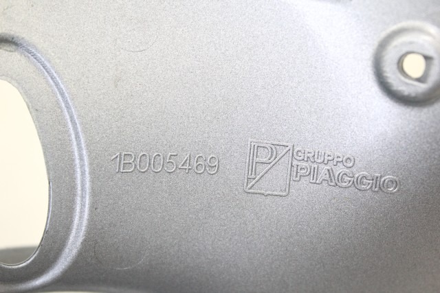 VESPA PRIMAVERA 125 1B005469 CARENA COVER MANUBRIO INFERIORE 21 - 24 LOWER HANDLEBAR COVER LEGGERI GRAFFI