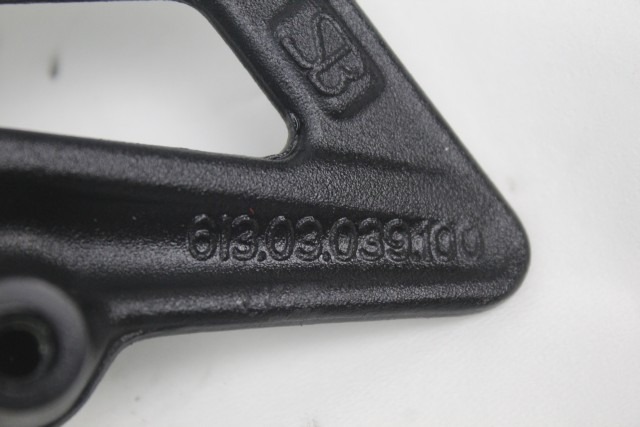 KTM 1290 SUPER DUKE GT 6130303910033S STAFFA PEDANA ANTERIORE DESTRA 19 - 21 FRONT RIGHT FOOTREST HOLDER 6130303900033S