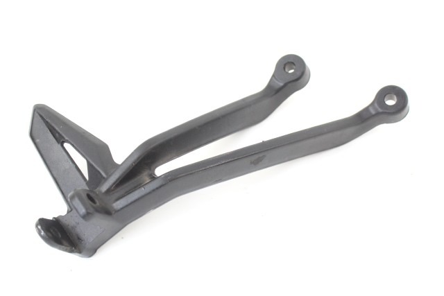 TRIUMPH STREET TRIPLE RS 765 T2081986 STAFFA PEDANA POSTERIORE DESTRA 20 - 22 REAR RIGHT FOOTREST HOLDER
